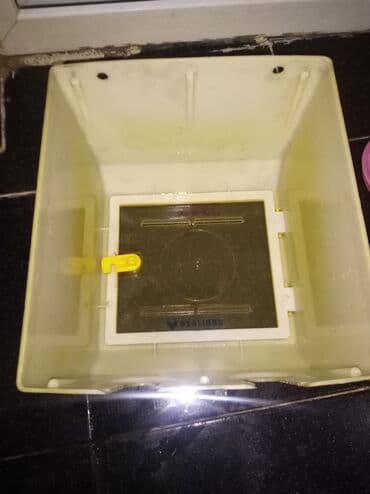 sayğac: Sarı rəngdə, şəffaf qapaqlı qaz sayğacı qutusu. Qutu qaz sayğacını — 3