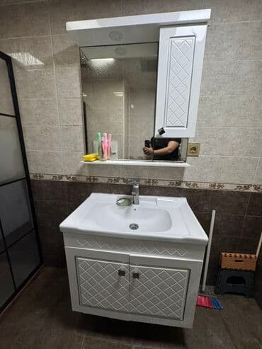 Hamam üçün asma mebel dəsti - Aşağı dolab: asma tip, iki qapılı