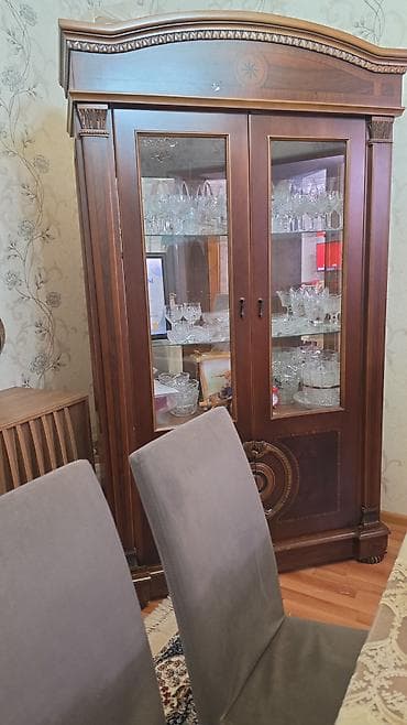Şüşəli dolab vitrini
