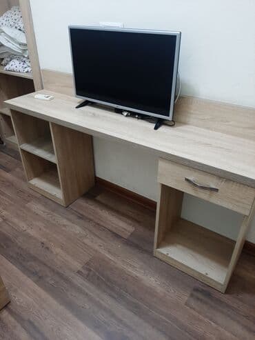 keci pendiri: Düz TV altlığı, Polkalı, Laminat — 1