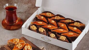 tatli un memulatlari gunesli: Növbənöv paxlavalar,qozlu,fındıqlı,yer fıstıqlı,kokoslu,badamlı,ağ — 1