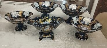 dərin boşqab: Qara-mavi fonlu, qızılı və ağ relyef naxışlarla bəzədilmiş dekorativ — 1