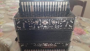 elektron gitara yolana: Sədəf naxışlı qarmon satılır. Korpus qara laklıdır, üzərində sədəf — 1