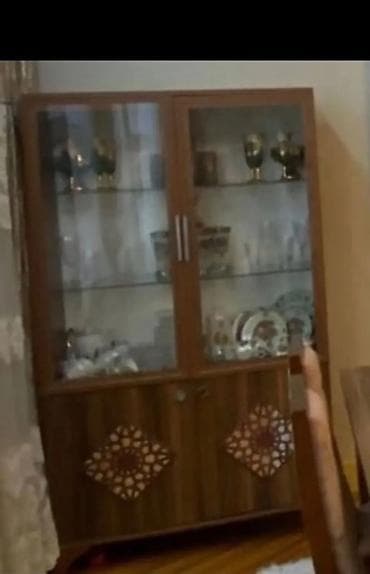 Şüşəli dolab vitrini