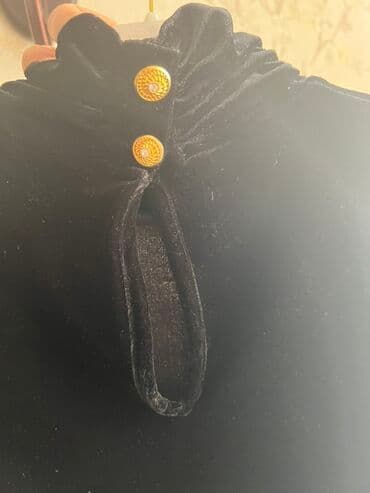 papaqli koynekler: Qısaqol qadın bluzası – məxmər material, qara rəng. - Yüksək yığma — 4