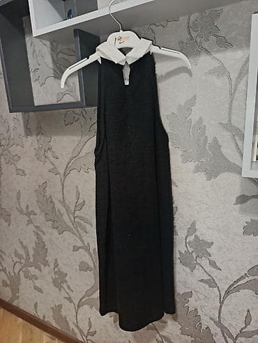 Qara rəngli, dizaltı uzunluqda zərif paltar. Model: qoltuqsuz, düz