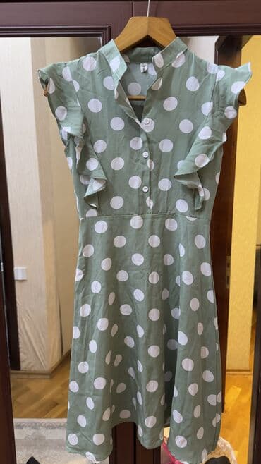 женская блуза в горошек: Açar təsviri: - Qadın paltarı, yaşıl (səssiz/zeytun tonu) fon üzərində — 1