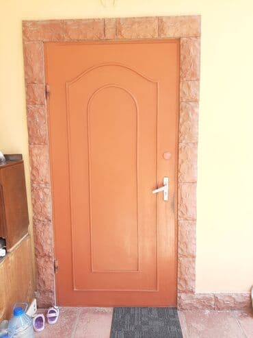 купить дверной замок: Giriş qapısı, qəhvəyi rəngdədir.çərçivəsi 90 nın 2.12 yə Qapı dəmir — 1