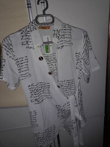 ağ koftalar: Kofta xanımlar üçün olan bu gözəl qısaqol kofta satılır. 38 razmerdir — 1