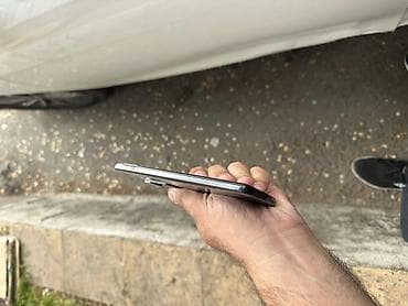 Xiaomi Redmi smartfon - Model: Redmi (arka qapaqda “Redmi” loqosu və — 3