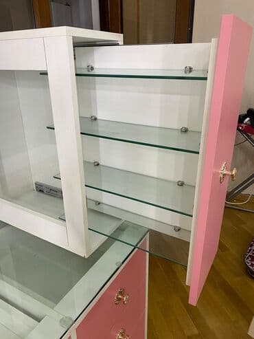 işlənmiş güzgülər: İşlənmiş, Manikür üçün masa, Güzgülü — 2