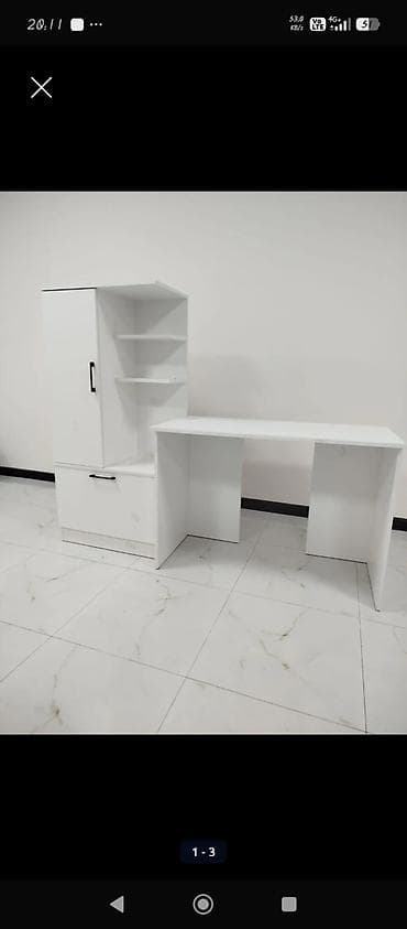 Ofis dolabları: Ağ rəngli kompakt iş masaı və şkaf/bokslu rəf dəsti. - Masa: Geniş iş — 1