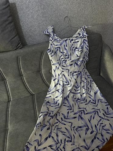 ağ koftalar: Ağ fonlu, mavi yarpaq naxışlı yay paltarı. Model: midi uzunluq — 4