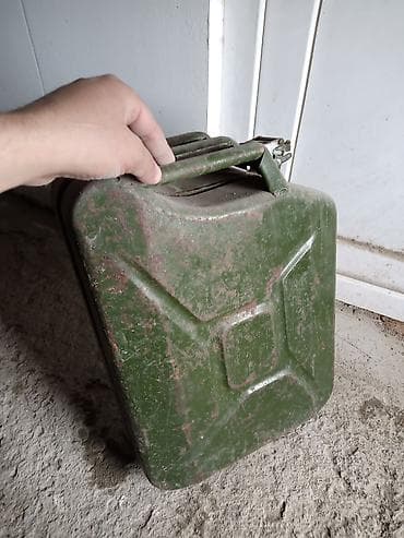 benzin cəni: Metal yanacaq bidonu – 20 litr - Həcm: 20 L (korpusda “20L” qeyd — 1