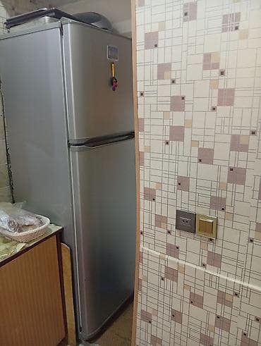 Gümüş rəngli iki qapılı soyuducu - Yuxarıda dondurucu, aşağıda əsas — 1