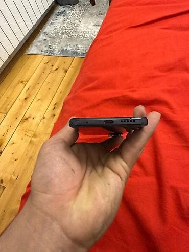 Telefonun her seyi islekdi bir prablem arxa kamera susesi sinib qalan