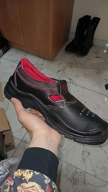 İş ayaqqabısı yay uçun - Rəng: qara, qırmızı detallarla - Material