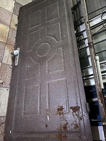 seyfi qapi: Metall giriş qapısı 
Islenmisdir Normal Qapidir 
En 90 
Hun 2.05 — 4
