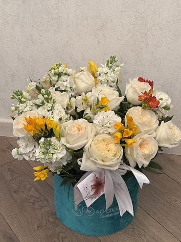 qortenziya gulu: Velür qutuda gül kompozisiyası - Rəng: ağ, krem və sarı tonların — 3