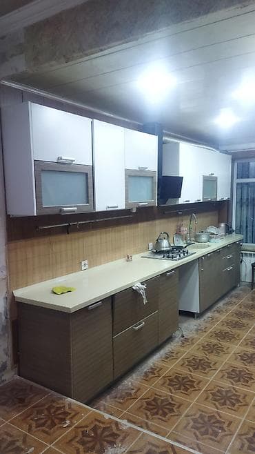 asma tavan metbex ucun: Mətbəx mebeli dəsti - Üst modullar: ağ rəngli qapılar, dekorativ — 1