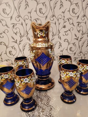 Столовые приборы: Böyük həcmli sürahi və 6 ədəd qədəhdən ibarət bədii şüşə dəsti. - — 1