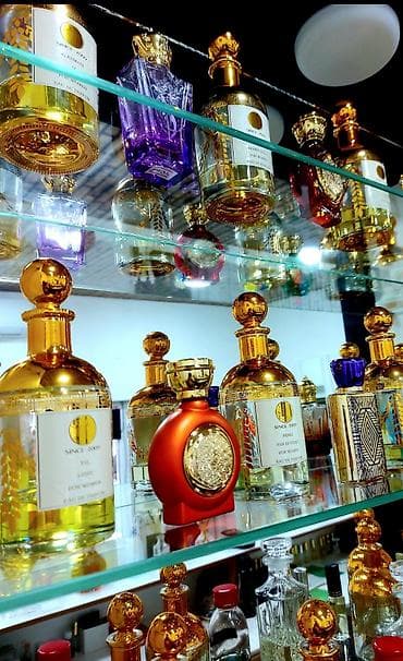 qizil alan: Hazır Ətir biznesi satılır. Kondinsaner, mebellər, vitrinlər — 3