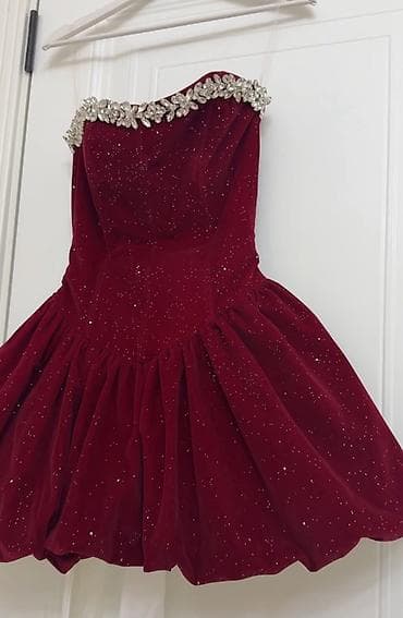 Шубы: 200 azn alınıb.1 defe geyinilib
Qısa ziyafet paltarıdır.Razmer S — 5