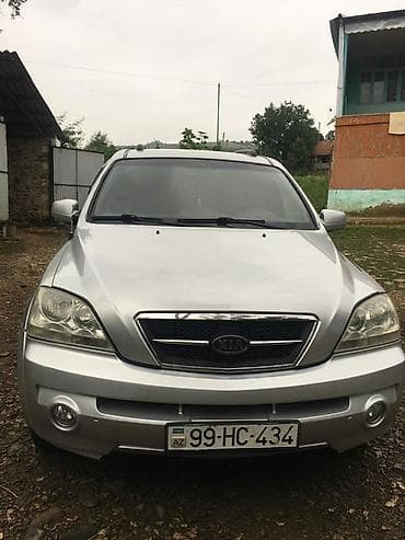 Kia Sorento, gümüşü rəngli SUV. Xüsusiyyətlər: - Geniş və komfortlu