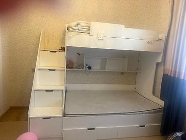 Ağ rəngli ikiqat yataq uşaq otaqları üçün əla həll yoludur. Yatağın