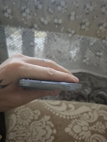 telefonlar 32 s: Smartfon – Android Xüsusiyyətlər: - Ekran: tam ekran, ön kameranın — 2