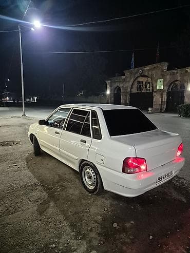 xiaomi redmi 4 бампер: Ağ rəngli sedan avtomobil Xüsusiyyətlər: - Kuzov: 4 qapılı sedan, ağ — 6