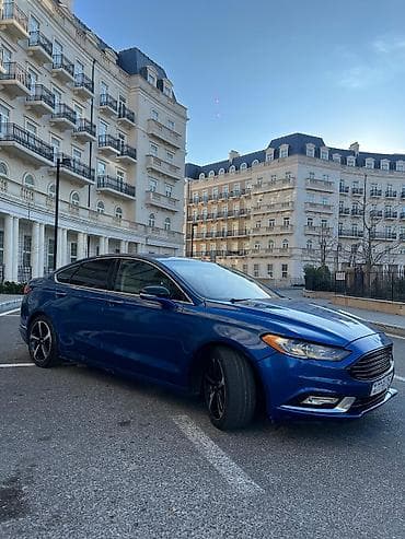 suktur: Ford Fusion sedan – mavi rəng, zərif və dinamik dizayn. Xarici: - — 1