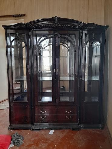 iskaf: Klassik üslubda vitrinli bufet - Material: tünd rəngli ağac karkas — 2