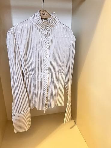 Zolaqlı qadın köynəyi - Rəng: ağ üzərində incə şaquli boz zolaqlar -