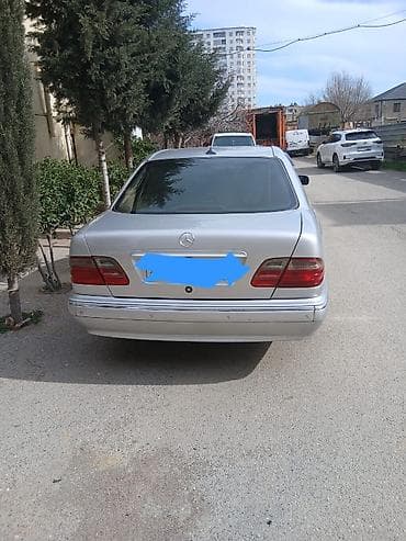 Mercedes-Benz E‑Class W210 sedan - Kuzov: sedan, gümüşü rəng -