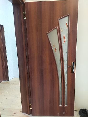 3 ədədi 250 azn. Daxili otaq qapısı – dekorativ şüşə insertli.Aboy