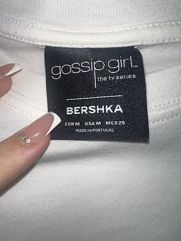usta geyimi: Bershka “Gossip Girl” temalı ağ köynək - Brend: Bershka (rəsmi — 2