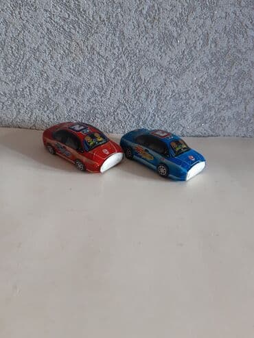 Məktəb çantaları: 2 ədəd oyuncaq maşın dəsti. Plasmastdı. İki ədədi birlikdə 1 — 2