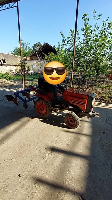 servis arabaları: Mini traktor və kotan qoşqusu - Kompakt ölçülü, dörd təkərli mini — 1