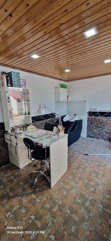 20 ci sahe ev: Satılır: həyət evi və əlavə tikili - İki mərtəbəli ağ rəngli həyət — 8