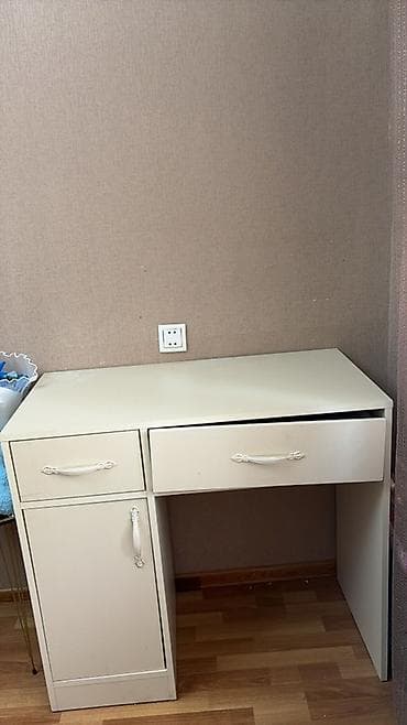 stul ofis: Ağ rəngli yazı masası təqdim olunur. Sadə və səliqəli dizayna — 2