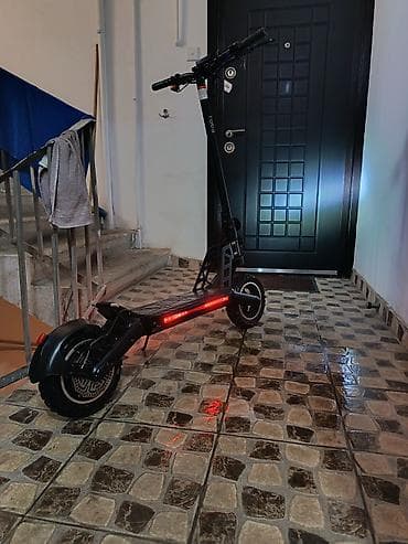 electro gitara: Elektrik skuter qara rəngdə, şəhərdaxili hərəkət üçün uyğun kompakt və — 1