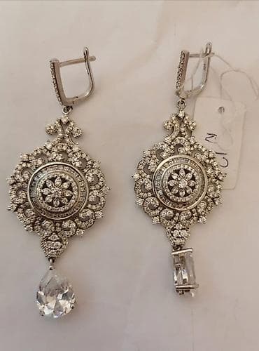 Zərif dizaynlı, gümüş tonlarında uzun sallantılı sırğalar. - Klassik