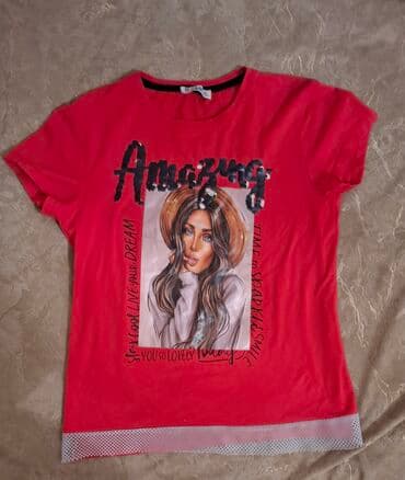 Qırmızı rəngli, qısaqol qız köynəyi. Ön tərəfində "Amazing" yazısı və lalafo.az -da Qırmızı rəngli, qısaqol qız köynəyi. Ön tərəfində "Amazing" yazısı və