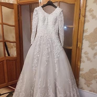 omaks gel: Gəlinlik – klassik A-line/prinsessa kəsimi, uzun ətəkli və quyruqlu — 3