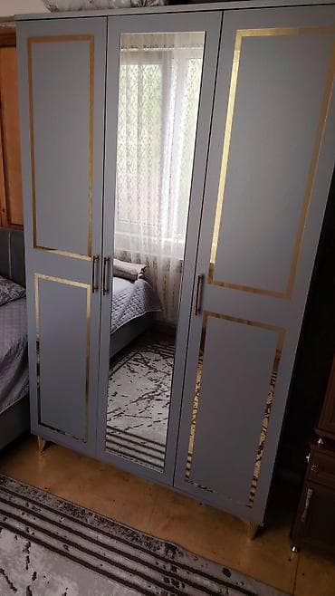 divar dolabi: 3 qapılı, Güzgülü, Boz, Açılan, Düz dolab — 1