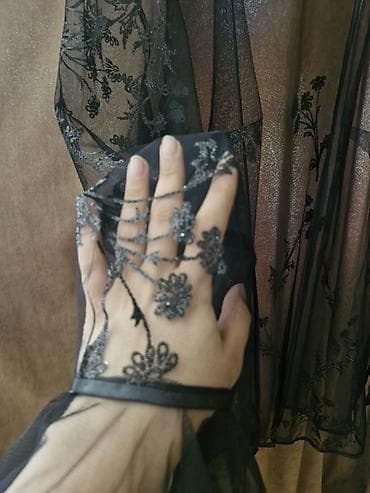 Qara şəffaf kimono/kardiqan – zərif tül materialdan. Üzərində — 2