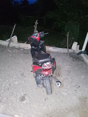 Qırmızı-qara rəngdə benzinli skuter Xüsusiyyətlər: - Korpus: idman