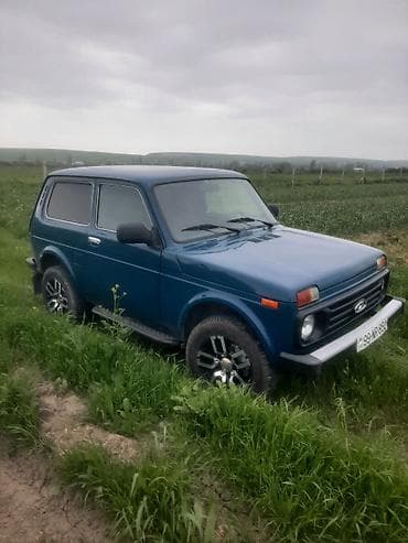 qara niva: LADA Niva 4x4, mavi rəngli, 3 qapılı ofroud krossover. Xüsusiyyətlər — 3
