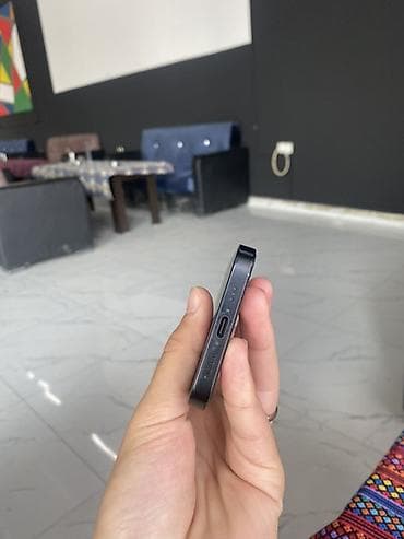iphone 3gs: IPhone 16e, Qara, Simsiz şarj — 3